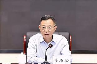 上半场第42分钟，镜头给到梅西和保镖小跑返回更衣室